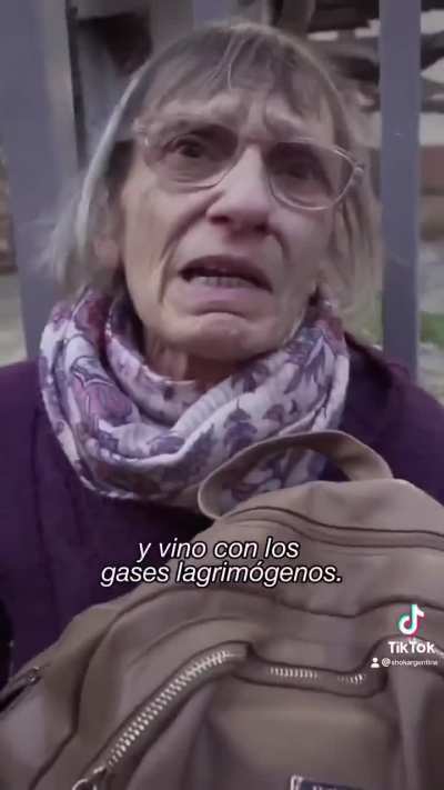 A pesar de que van poquísimas personas a las marchas, llevan equipos de filmación de la puta madre y arman estos videos. Es la prouctora Shok de Grabois. Por ejemplo, este fue el video que le mostraron al Papa para convencerlo de la 