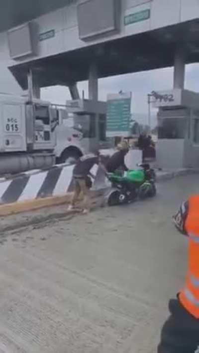 Idiot wanted to avoid paying the toll through a closed booth, gets stuck in fresh concrete instead.