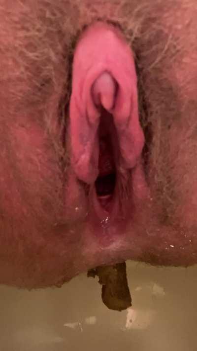 Love how turned on my gaping hole gets when shitting