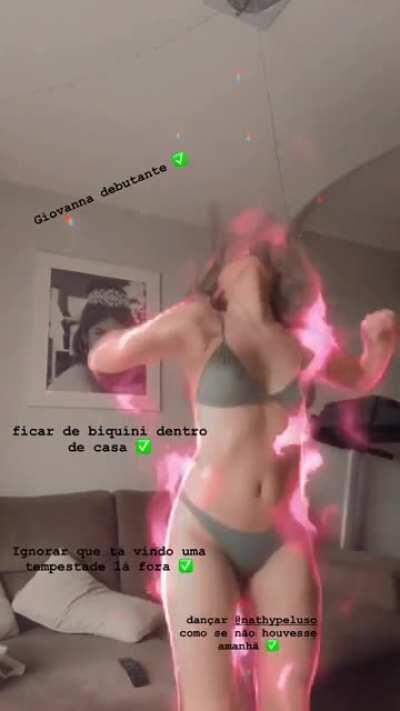 Giovanna Grigio dançando de biquíni com farol aceso (@gigigrigio)