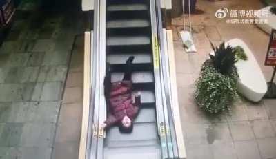 Woman Falls Down Escalator For AN ENTIRE MINUTE Straight (Location Unknown, on-screen text is Chinese though)