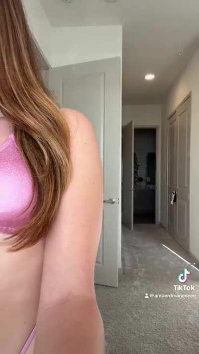 TikTokUnderboob