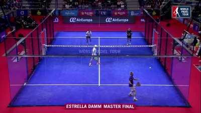 Who doesn't love a chaotic padel point? Oldie from the WPT Master Final Madrid 2016