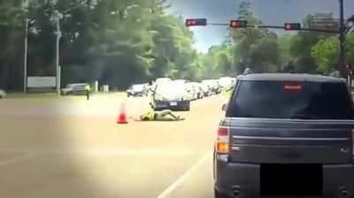 Cop trying to kick moving car breaks his leg