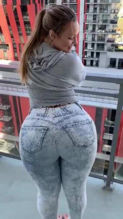 Big Butt about to bust these tight jeans open