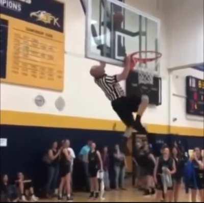 Ref gets ball unstuck from the hoop with insane strength