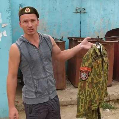 Former Belarusian soldier throws away his uniform in response to the shameful behaviour of his distant 'colleagues'