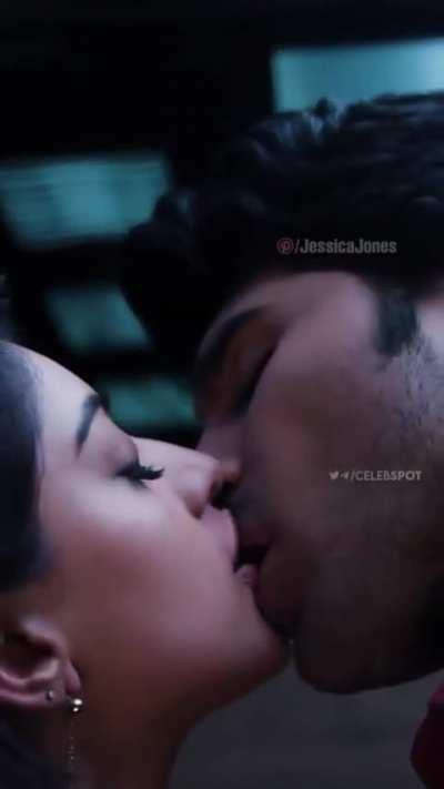 Damn hot kiss. Her lips are literally an erotica in themselves!!