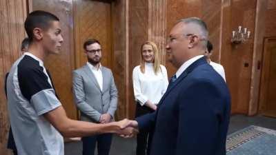 Premierul Ciucă îi strânge mâna lui David Popovici..