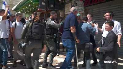 Israelis assault Australian journalist while chanting &quot;death to the Arabs&quot; and “Gaza is a cemetery” in Jerusalem