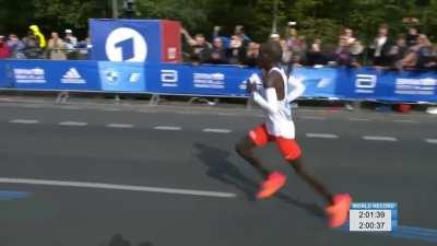 Eliud Kipchoge breaks the world record (his own) with 2:01:09