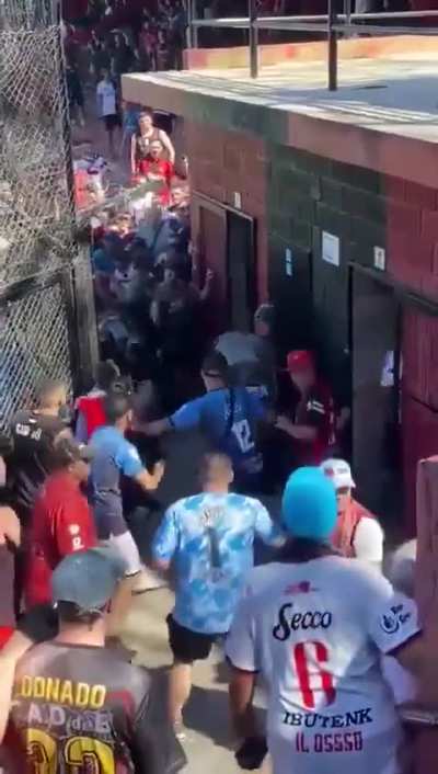 Así se vivió el enfrentamiento entre hinchas de Defensores de Belgrano y la policía, todo comenzó cuando un integrante de la barra se negó a dar sus datos