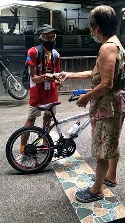 Street vendor who walks 6 kilometers daily just to sell candies in the streets asks bike shop everyday if he could get a bike for $40 (original price is significantly higher). Shop owner gives him the bike for free instead.