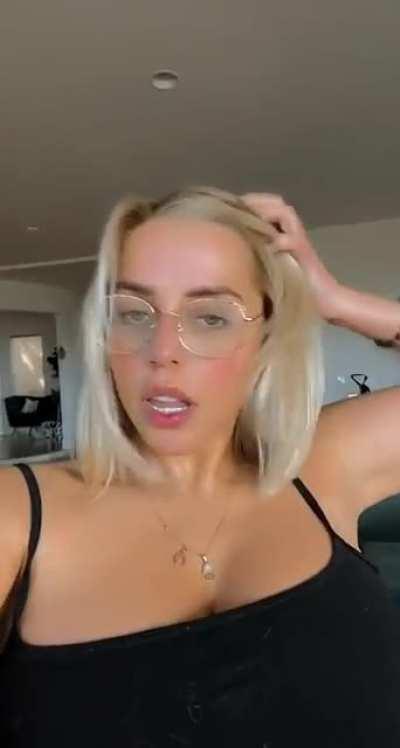 New hair. Same tits. (Snapchat)