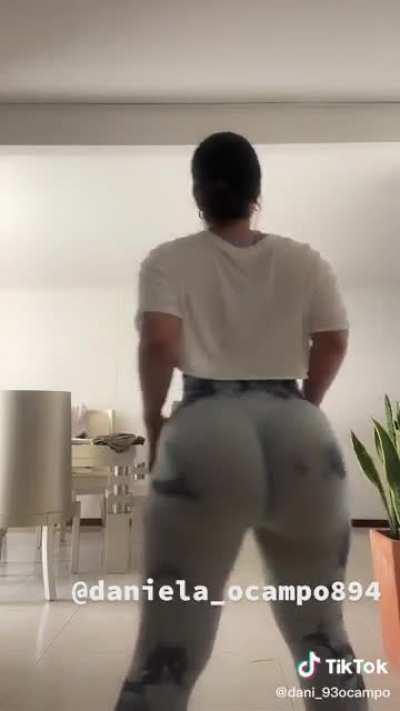 I LOVE LATINA BOOTY