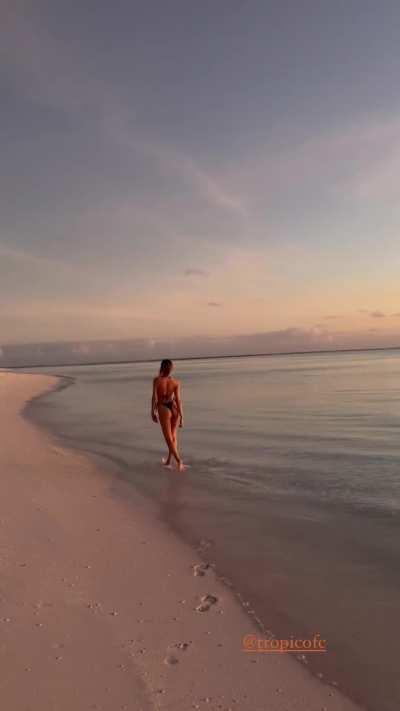 Candice on the beach 🍑