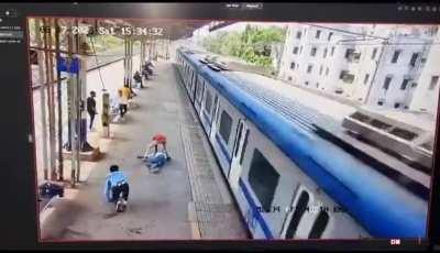 A Mumbai resident was killed when he washes his lunch box near the train platform's