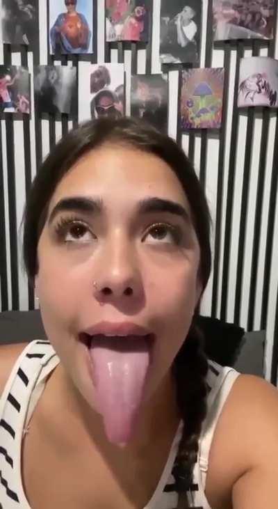 I want to suck the spit of this tongue! The width and length is perfect.