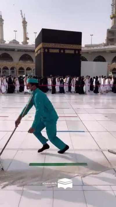 This is how they clean the floors around the Kaaba (Mecca, Saudi Arabia)