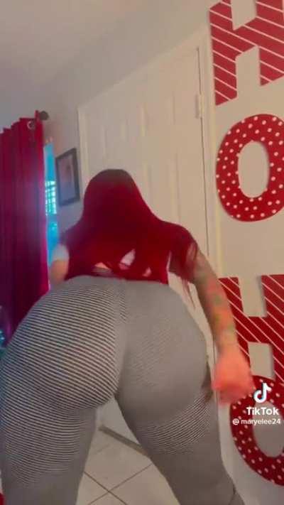 I love the way her ass moves @maryelee24