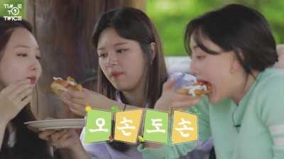 Eating with Nayeon & Jihyo
