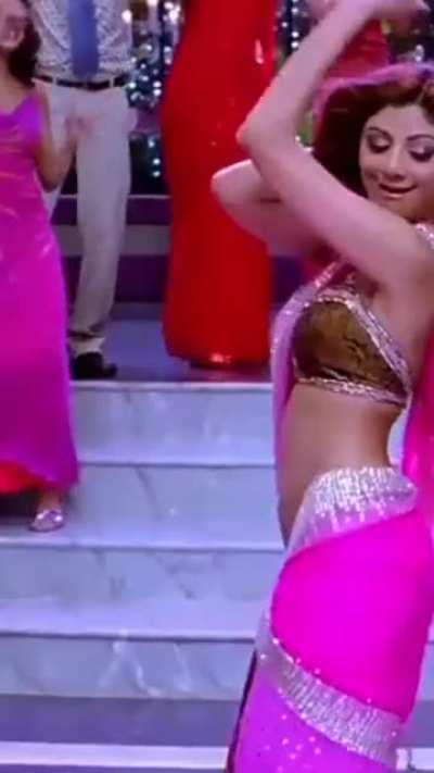 Shilpa Shetty Entry in this song with that low waist saree was epic ❤️😍 look at that midriff!!!