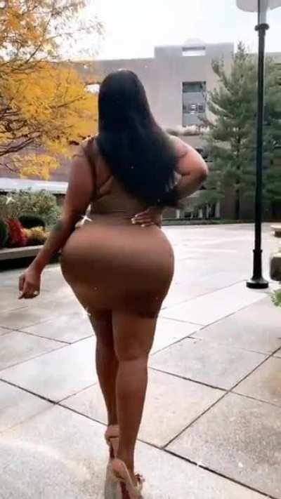 DAAAAAAAAMN!! BIG FAT BOOTY. DOES ANYONE KNOW HER??!! COMMENT PLEASE... THANKS.