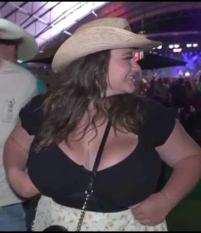 Super Sexy Big Boobed Big Booty White BBW From Some Video I Edited It Cause She Bad AF 😮‍💨