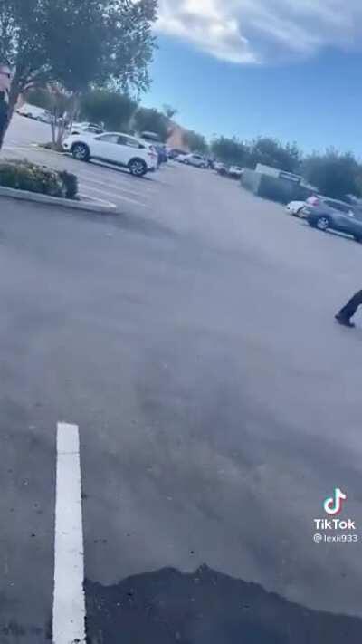 Police chase a pallet lifter to a guy filming who takes the keys like a boss! Immediate de-escalation.