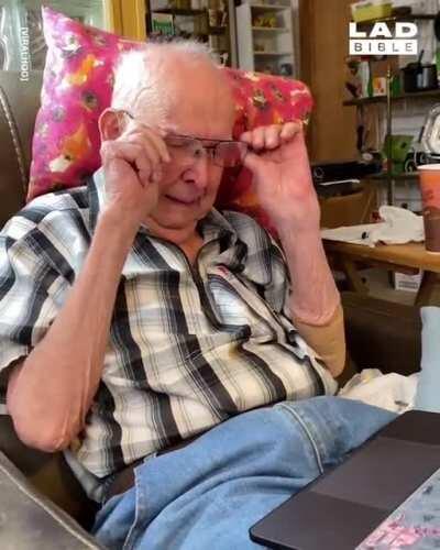 98 year old veteran brought to tears by technology bringing his late wife's photo to life