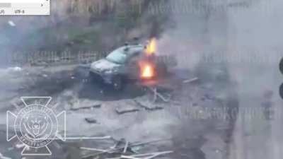 Ukrainian soldier barely manages to dodge an FPV drone targeting his car