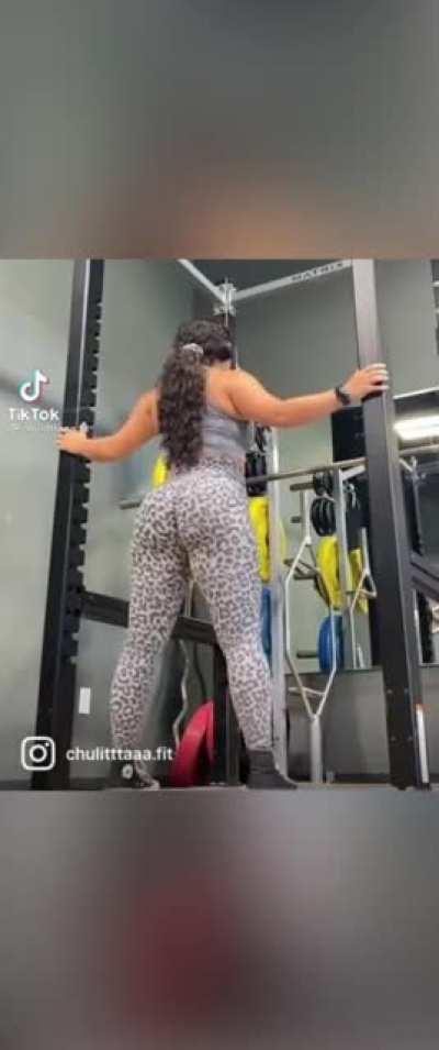 @Jasminfitnesss thick ass shake that’s beautiful ass