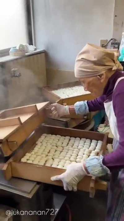 Adorable 94-year-old grandma makes traditional Japanese snack (Mitarashi Dango)