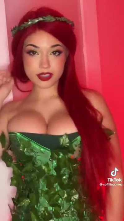 So.fia☘️Go.mez Poison ivy Cosplay