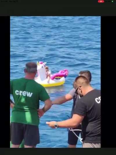 4 year old girl rescued on floating unicorn 1/2 mile out to sea🦄