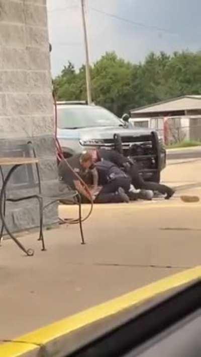 Police beat up man in Mulberry Arkansas, the man was getting arrested for threatening a cashier, the 3 officers have been suspended pending investigation