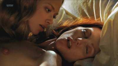 Julianne Moore and Amanda Seyfried in 'Chloe'