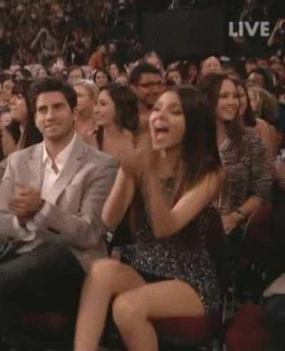 Victoria Justice - standing O