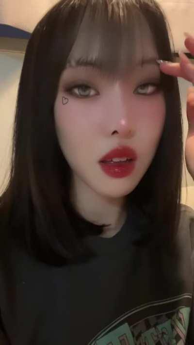 ex-Griend Yuju's deadly lip bite!