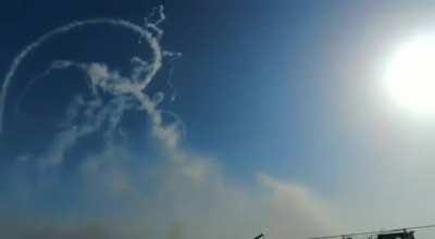 Close footage of the „Iron dome“ at work recently on 11/05/21, the camera guy comments: „Watch out for the shrapnel above us!“