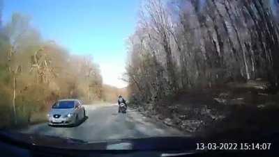 Depasire in curba, pe linie continua, fara vizibilitate. Aproape intra in motociclist