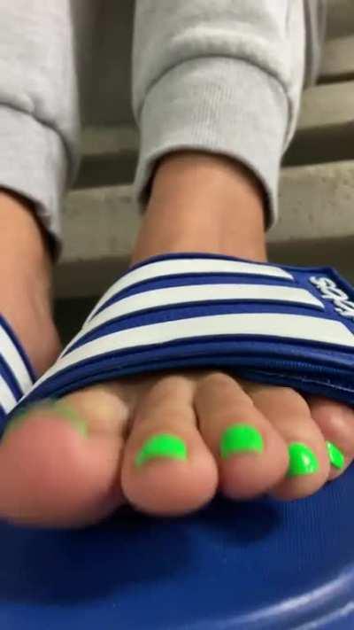 Rainy Day Slime Green 💚 Toes in my favorite pair of Flip Flops 🫶🏽🦶🏽