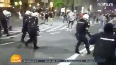 &quot;They see me rolling&quot; - Protestor escapes police like a boss, Belgrade Serbia