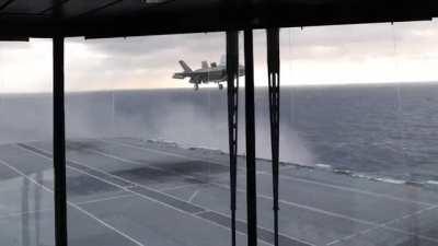 F-35Bs taking off and landing on HMS Queen Elizabeth [Video]