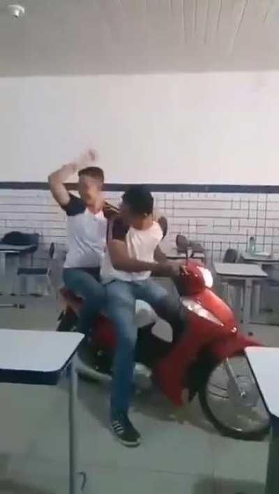 Cortando de giro na escola