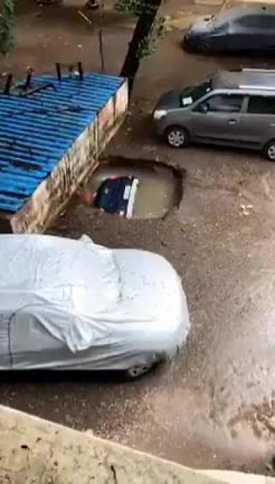 Car being swallowed by Sinkhole in Mumbai, India | 13th if June, 2021