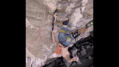 Professional climber uses a “knee bar” to bring blood back to his arms