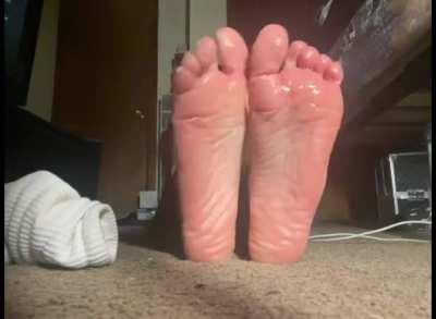 cute arab oiled soles, text my t e l e g r a m @blasthemout for more