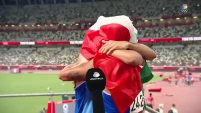 Just two Italian gold medalists hugging and kissing🥳