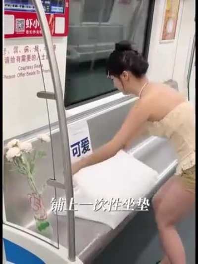 精致女生坐地铁的仪式感